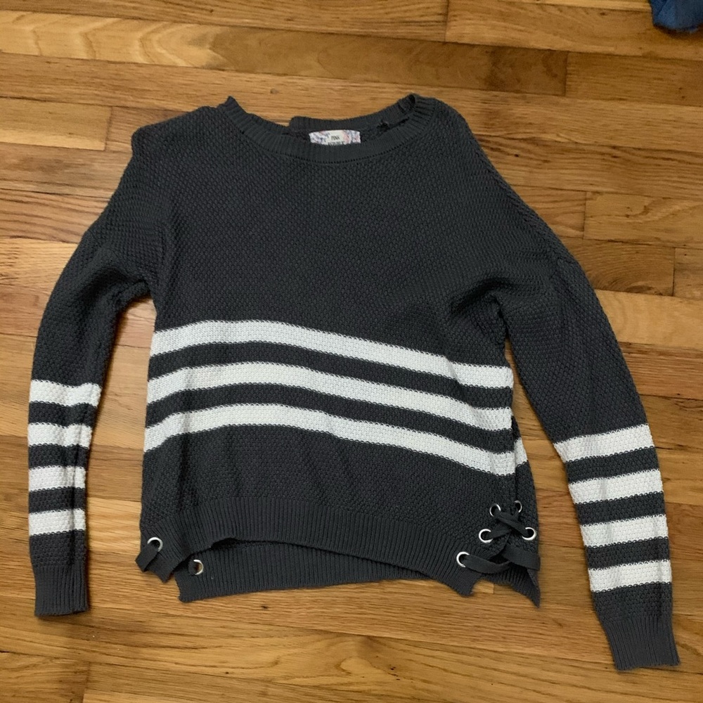 Gray and white striped sweater🌼